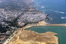 Image du Maroc Professionnelle de  Vue aérienne d'Asilah, ville du nord du Maroc sur l'océan Atlantique à 40 km au sud de Tanger, Vendredi 9 Août 2002.  (Photo / Abdeljalil Bounhar)



 